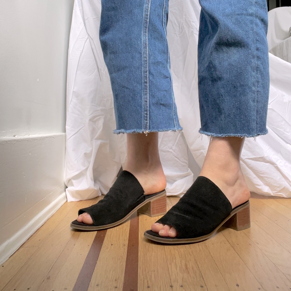 STEVE MADDEN Rochelle Black Suede Heel Sandal Slides. Leather Sandal. (Size 8M)